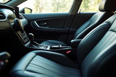 Interior mobil bersih dan jok kulit mengkilap